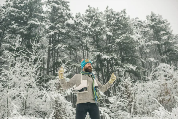 熱ジャケット ひげ暖かい冬の男 雪に覆われた森でスケートのひげを生やした男 冬のスポーツと残り クリスマス 冬のスキンケアとひげケア — ストック写真