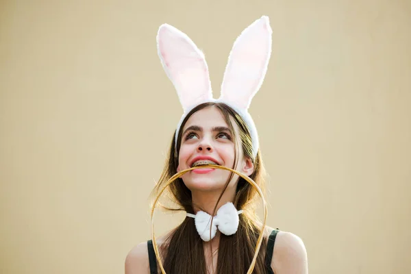 Жінка Посміхається Вухами Кролика Луком Дівчина Тримає Плетену Ручку Зубах — стокове фото