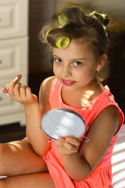 Niño Con Las Mamás Accesorios Maquillaje Sala Niños Niña Con — Foto de Stock