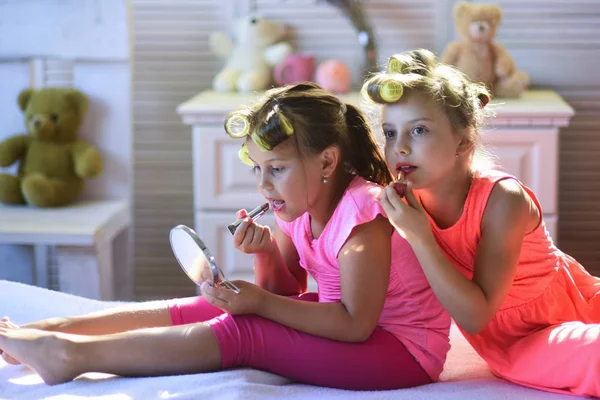 Kleine Meisjes Doen Make Zit Kamer Met Speelgoed Meisjes Met — Stockfoto