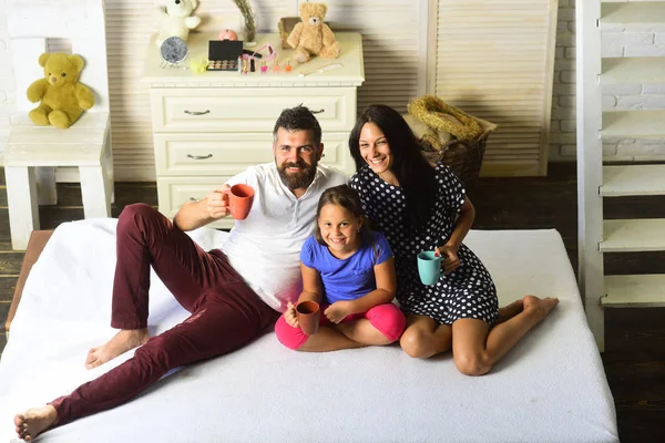 Mãe Pai Filhas Com Xícaras Chá Apartamento Família Com Rostos — Fotografia de Stock