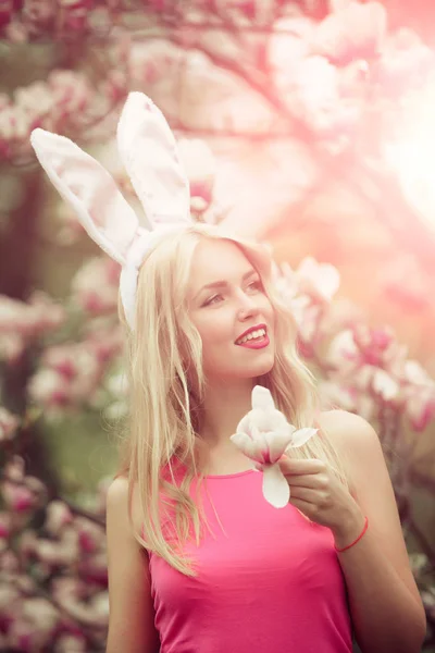 Meisje of leuke vrouw met rozig, bunny oren houden magnolia — Stockfoto