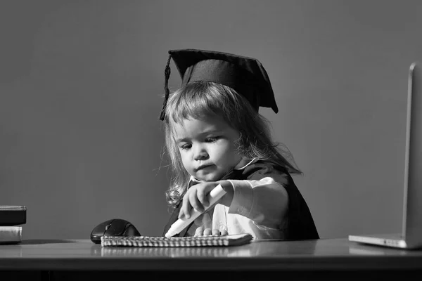 Menino na mesa da escola — Fotografia de Stock