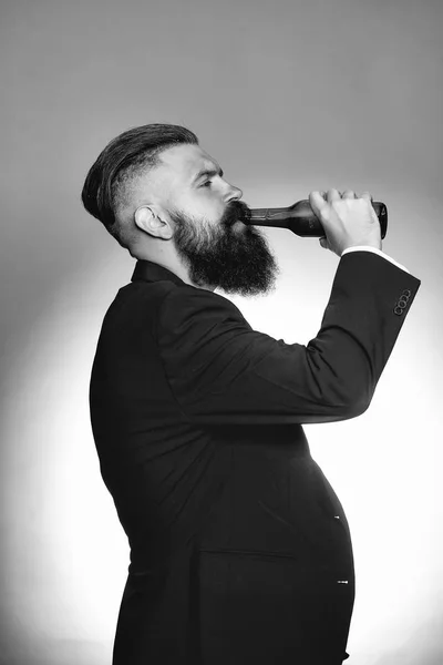 Homme barbu avec bouteille de bière — Photo