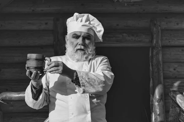 Бородатий кухар з дерев'яною чашкою — стокове фото