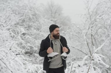 Kışın sakal sıcak termal ceketli adamı. Kış spor, Noel. Isı, soğuk, soğuk dalgası. Kış aylarında Cilt Bakımı ve sakal bakımı. Adam paten karlı ormandaki ile Sigara İçilmeyen sakallı.
