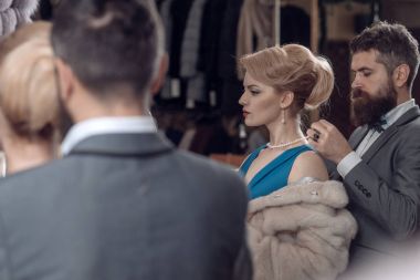 Lüks, Çantalar, iş. Moda, güzellik, Sevgililer günü. Tarih, çift, aşk, adam, kadın. Kürk şehvetli kadın, adama yardım inci takı, uygun alışveriş. Kaç aşk Romantik Tarih, ilişki içinde.
