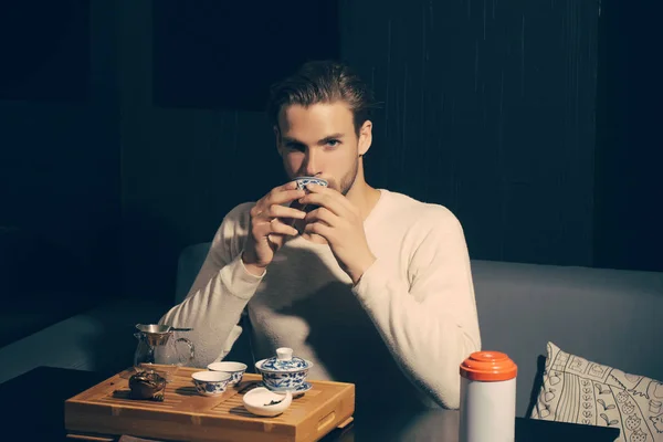 Brew Chá Conceito Homem Bebe Chá Sofá Café Relaxamento Salão — Fotografia de Stock