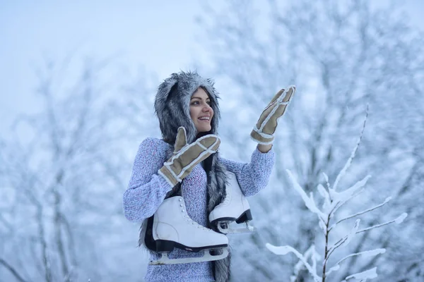 Eiskunstläuferin Mit Schlittschuhen Pelzmütze Fäustlingen Pullover Lächeln Verschneiten Wald Draußen — Stockfoto