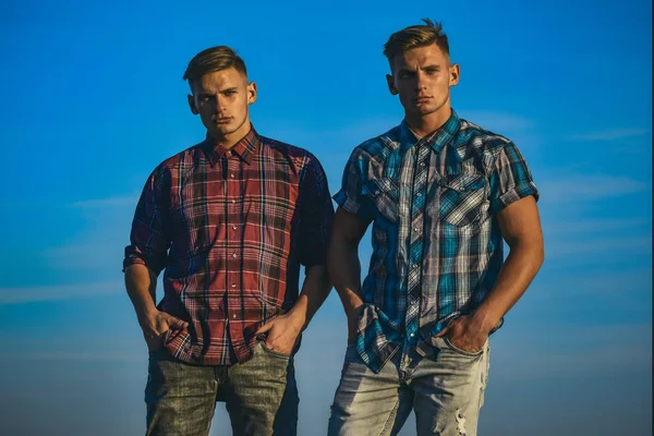 双胞胎兄弟的人在户外 人双胞胎与体育身体 家庭价值 未来和自由 支持和信任 时尚的男人 人双胞胎在日落或日出 — 图库照片