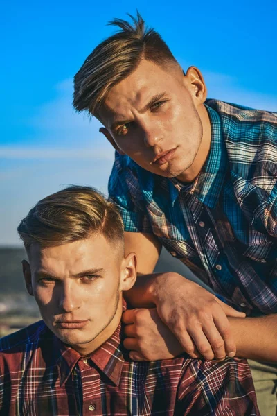 伙伴关系 支持和信任 时尚的男人 人双胞胎与体育身体 家庭价值 男人双胞胎在日落或日出 双胞胎兄弟人室外 — 图库照片