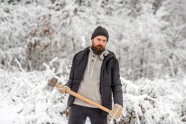 Vousatý Muž Dřevorubec Drží Sekeru Zasněženém Zimním Lese Vánoční Dovolená — Stock fotografie