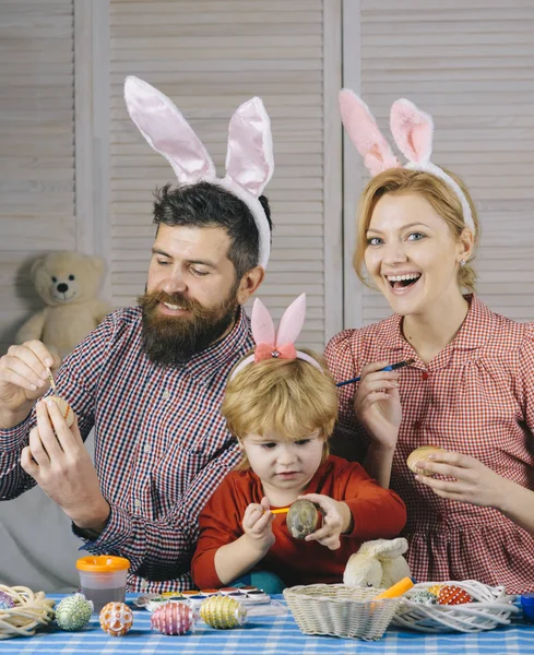 Mãe Pai Filho Estão Pintando Ovos Família Feliz Está Preparando — Fotografia de Stock