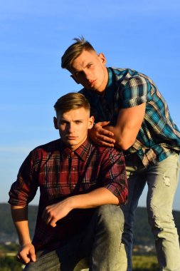 Ortaklık, gelecek, destek ve güven. Adam atletik vücut, aile değerleri ikizlere. Erkek ikiz günbatımı veya gündoğumu, dostluk içinde. Moda erkekler için yaz. İkiz kardeşler adam açık, ilişkiler.