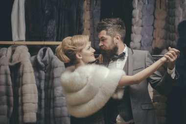 Aşk ve romantizm. kürk manto arasında çift, erkek ve kadın dans Love tarihi.