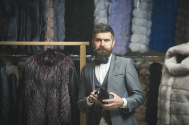Alışveriş, satıcı, müşteri. alışveriş, sakallı adam satın kürk manto