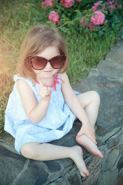 Дитяча Дівчинка Посміхається Сонцезахисних Окулярах Піднятим Пальцем Кам Яній Межі — стокове фото