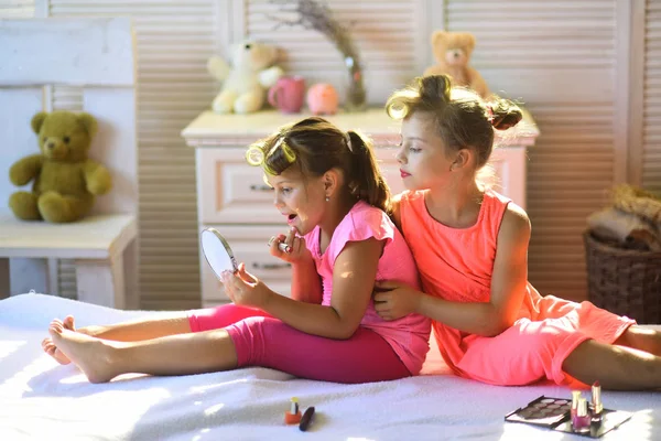 Kleine Meisjes Met Krulspelden Spelen Met Make Accessoires Childroom Schoonheid — Stockfoto