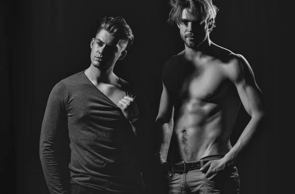 Zwei Gut Aussehende Männer Posieren Auf Schwarzem Hintergrund Männliches Modell — Stockfoto
