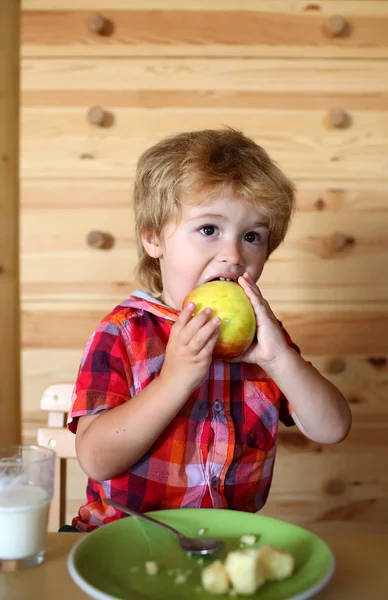 Bambino Piccolo Mangia Banana Beve Latte Ragazzo Felice Biondo Che — Foto Stock