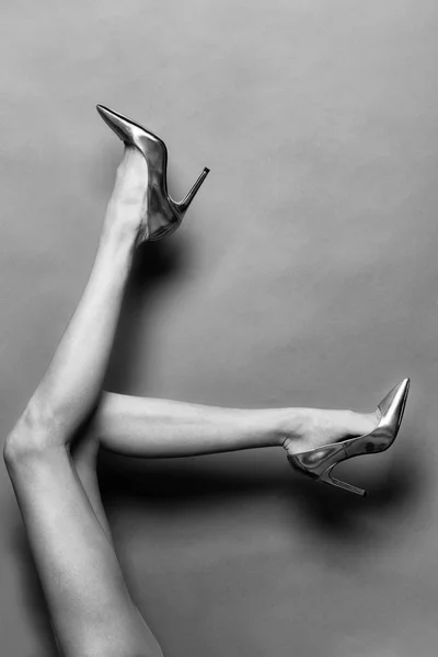 Szexi Egyenesen Női Lábak Elegáns Arany Cipő Magas Sarkú Stúdióban — Stock Fotó