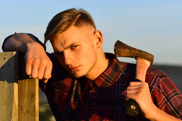 Uomo Con Ascia Recinzione Legno Sul Cielo Tramonto — Foto Stock