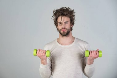 Barbell ile iç çamaşırı eğitim atlet. Enerji ve spor başarı, Koç. Sporcu, adam gri arka plan üzerinde. Adam egzersiz yaptıktan sonra uyan, fitness. Sabah egzersiz ve sağlıklı yaşam tarzı.