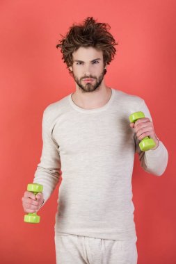 Enerji ve spor başarı, Koç. Barbell ile iç çamaşırı eğitim atlet. Sporcu, kırmızı zemin üzerine adam. Sabah egzersiz ve sağlıklı bir yaşam tarzı. Adam egzersiz yaptıktan sonra uyan, fitness.