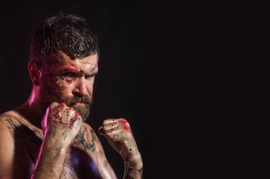 Adam kan boya yüzünde, yumruk ile mücadele pozisyonda. Hipster göğüs deri siyah arka plan üzerine dövmeli sakallı. Güç, mucizesi yaratabilirim. Spor, boks, kavga. Cadılar Bayramı, tatil, kopya alanı