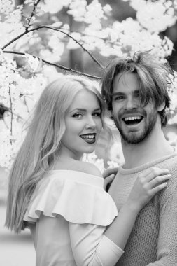 Erkek ve kadın Bahar, Paskalya. Aşk ve romantizm, ilişki, mutlu çift. Bahar, doğa, çevre. Şehvetli kadın ve adam kiraz çiçeklenme. Çift çiçek çiçek aşık, Bahar. Aile