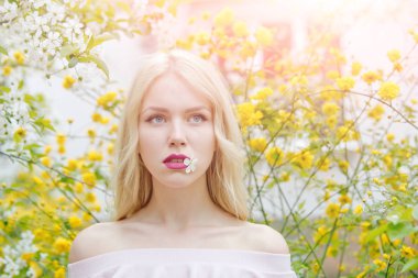 Güzellik, gençlik ve tazelik Bahar, Paskalya. Şehvetli kadın Manolya çiçek. Bahar, doğa ve çevre. Cilt Bakımı ve sağlıklı yaşam, ekoloji. Çiçek açması Manolya çiçek, kadında bahar.