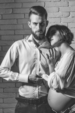 sakallı adam ve yuvarlak karın ile oldukça hamile kadın