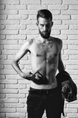 tuğla zemin üzerine ince çıplak gövde ile ince sakallı adam