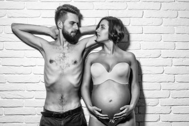 ince yuvarlak karın ile oldukça hamile kadın ve sakallı