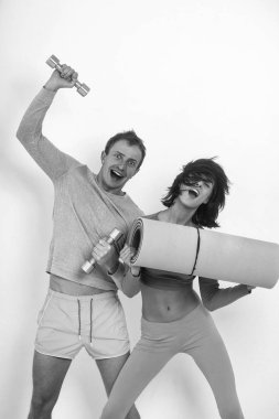 kaslı adam ve kız dumbell ve hasır ile spor salonunda