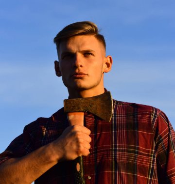 Oduncu adam mavi gökyüzü arka plan, balta ile kamp. Yolculuk tutkusu, yürüyüş ve turistik. yaz tatil ve seyahat. Balta, kamp, hiking, intihar olan adam. Adam oduncu balta ile'nde Günbatımı tıraş.