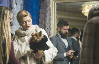 Satın alma, iş, zırvalama. Tarih, çift, aşk, adam ve kadın. Kadın adam, alışveriş, satıcı ve müşteri ile kürk paltolu. Moda ve güzellik, kış. İki aşk arasında kürk manto ile köpek, lüks içinde.