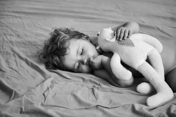 Söt Baby Pojke Barn Med Blont Lockigt Hår Sover Fridfullt — Stockfoto