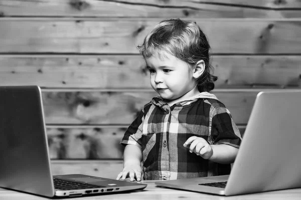 Schattige Baby Jongenskind Met Blond Krullend Haar Speelt Twee Laptops — Stockfoto