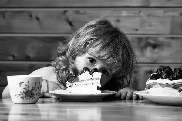 Carino Bambino Bambino Con Lunghi Capelli Biondi Mangiare Gustosa Torta — Foto Stock