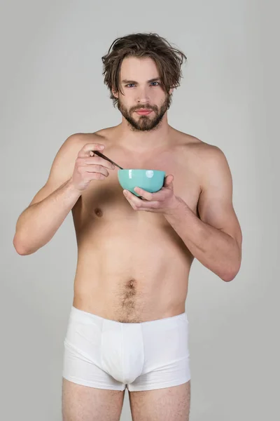 性感的男人与肌肉的身体吃谷物 医疗保健 节食和健身 卡路里 食物和美丽 早上好素食者有机食品湿头发的人吃早餐灰色背景 — 图库照片