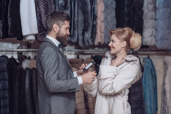 ビジネス会議 カップル 男と女 ショッピング 売り手と顧客の毛皮のコートの女性 ファッションと美容 高級毛皮のコートの中で愛のカップル — ストック写真
