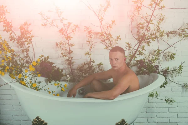 Sexy Man Wannie Wiosenny Kwiat Spa Wiosna Zrelaksować Się Łazience — Zdjęcie stockowe