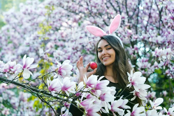 Szczęśliwa Kobieta Lub Urocza Dziewczyna Różowe Bunny Uszy Włosy Długie — Zdjęcie stockowe