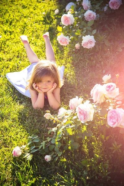 Дівчина Лежить Зеленій Траві Літньому Саду Дитина Милою Посмішкою Цвітінні — стокове фото