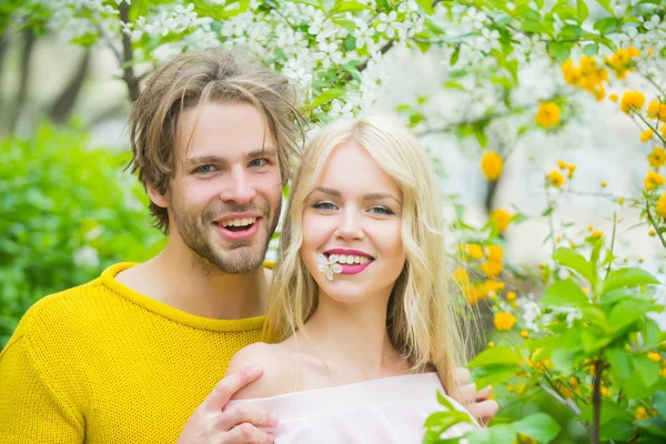 男と女 春のイースター 愛とロマンス 幸せなカップル 官能的な女と桜の花の男 カップル春の花を開花で恋 — ストック写真