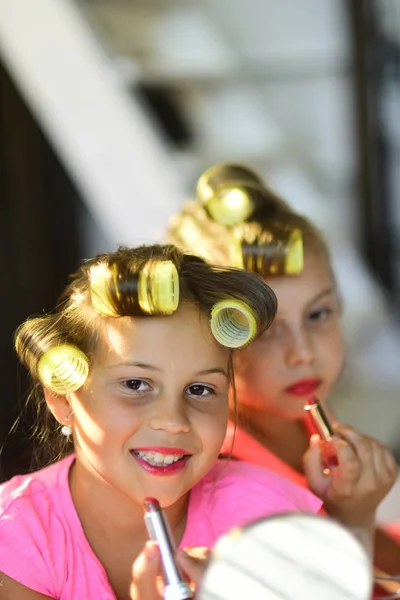 Meninas Fazem Maquiagem Sentadas Quarto Crianças Sentam Cama Com Batons — Fotografia de Stock
