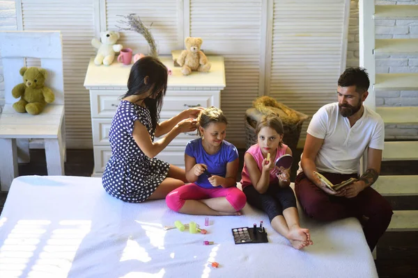 Papá Con Barba Lee Mamá Hace Peinado Hija Las Chicas —  Fotos de Stock