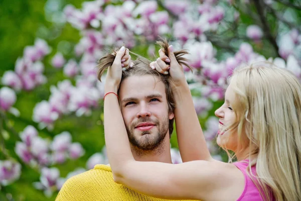 Familienpaar Frühling Magnolienblüte — Stockfoto