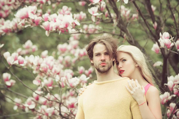 Romantische Moment Van Mooie Jonggehuwde Paar Lentetuin Onder Bloeiende Magnolia — Stockfoto